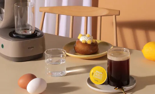 Baba met NESCAFÉ Dolce Gusto Grande en ananas op ontbijttafel