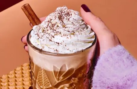 Pumpkin spice latte met een kaneelstokje