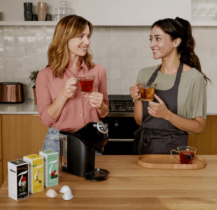 2 femmes préparant du thé capsules SPECIAL.T avec machine à café NESCAFÉ Dolce Gusto